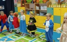 Spotkanie bajkowych bohater&oacute;w w chybickim przedszkolu 3