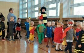 Spotkanie bajkowych bohater&oacute;w w chybickim przedszkolu 9