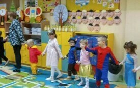 Spotkanie bajkowych bohater&oacute;w w chybickim przedszkolu 11