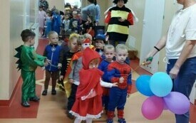 Spotkanie bajkowych bohater&oacute;w w chybickim przedszkolu 13