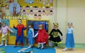 Spotkanie bajkowych bohater&oacute;w w chybickim przedszkolu 17