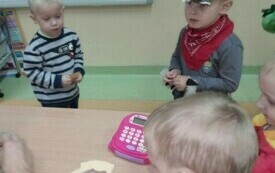 Spotkanie bajkowych bohater&oacute;w w chybickim przedszkolu 20