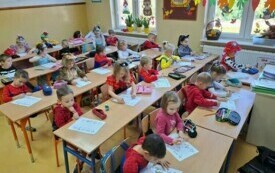 Spotkanie bajkowych bohater&oacute;w w chybickim przedszkolu 26