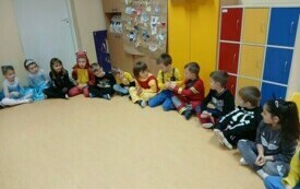 Spotkanie bajkowych bohater&oacute;w w chybickim przedszkolu 31