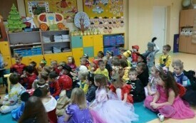 Spotkanie bajkowych bohater&oacute;w w chybickim przedszkolu 35