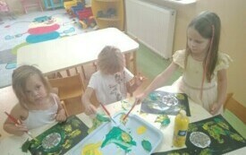 Popołudniowe zajęcia plastyczne w przedszkolu w Chybicach 5