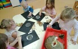 Popołudniowe zajęcia plastyczne w przedszkolu w Chybicach 6
