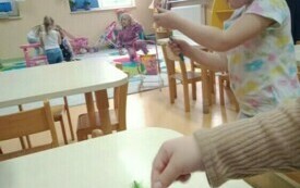 Popołudniowe zajęcia plastyczne w przedszkolu w Chybicach 8