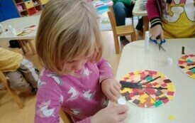 Popołudniowe zajęcia plastyczne w przedszkolu w Chybicach 9
