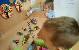 Popołudniowe zajęcia plastyczne w przedszkolu w Chybicach 10