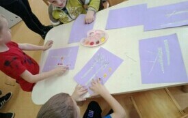 Popołudniowe zajęcia plastyczne w przedszkolu w Chybicach 12