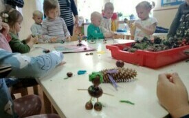 Popołudniowe zajęcia plastyczne w przedszkolu w Chybicach 13