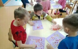 Popołudniowe zajęcia plastyczne w przedszkolu w Chybicach 15