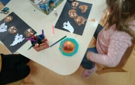Popołudniowe zajęcia plastyczne w przedszkolu w Chybicach 16