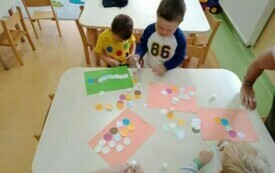 Popołudniowe zajęcia plastyczne w przedszkolu w Chybicach 19