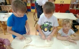 Popołudniowe zajęcia plastyczne w przedszkolu w Chybicach 25