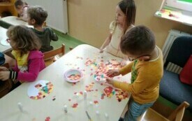 Popołudniowe zajęcia plastyczne w przedszkolu w Chybicach 28