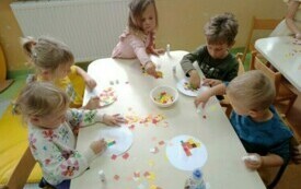 Popołudniowe zajęcia plastyczne w przedszkolu w Chybicach 30
