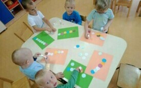 Popołudniowe zajęcia plastyczne w przedszkolu w Chybicach 32