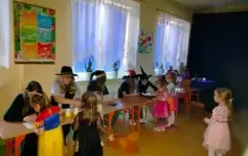 Zabawy andrzejkowe przedszkolak&oacute;w w Chybicach 4