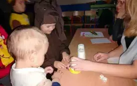 Zabawy andrzejkowe przedszkolak&oacute;w w Chybicach 9