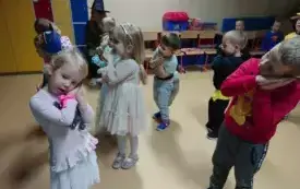 Zabawy andrzejkowe przedszkolak&oacute;w w Chybicach 14