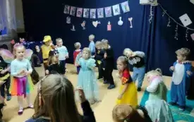 Zabawy andrzejkowe przedszkolak&oacute;w w Chybicach 29