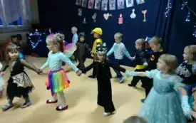 Zabawy andrzejkowe przedszkolak&oacute;w w Chybicach 30