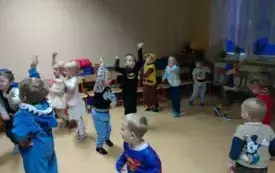 Zabawy andrzejkowe przedszkolak&oacute;w w Chybicach 31