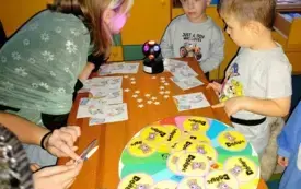 Zabawy andrzejkowe przedszkolak&oacute;w w Chybicach 36