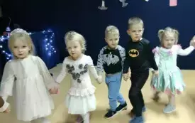 Zabawy andrzejkowe przedszkolak&oacute;w w Chybicach 50