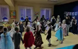 Zabawy andrzejkowe przedszkolak&oacute;w w Chybicach 63