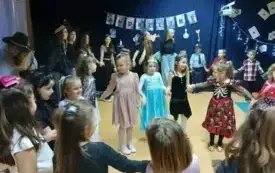 Zabawy andrzejkowe przedszkolak&oacute;w w Chybicach 64