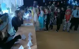 Zabawy andrzejkowe przedszkolak&oacute;w w Chybicach 76