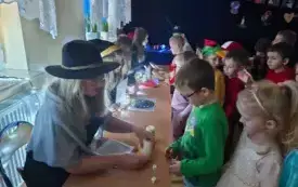 Zabawy andrzejkowe przedszkolak&oacute;w w Chybicach 77