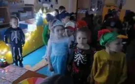 Zabawy andrzejkowe przedszkolak&oacute;w w Chybicach 83