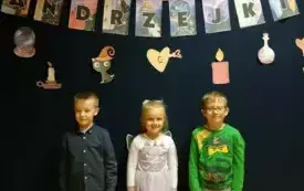 Zabawy andrzejkowe przedszkolak&oacute;w w Chybicach 92
