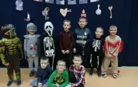 Zabawy andrzejkowe przedszkolak&oacute;w w Chybicach 98