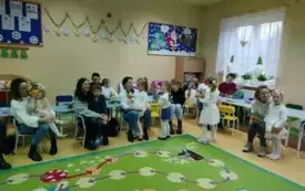 Przedszkolne kolędowanie i warsztaty z rodzicami w Chybicach 4