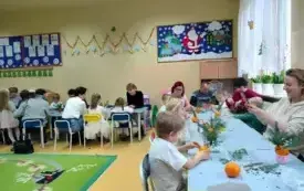 Przedszkolne kolędowanie i warsztaty z rodzicami w Chybicach 5