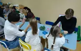 Przedszkolne kolędowanie i warsztaty z rodzicami w Chybicach 8