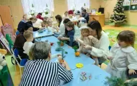 Przedszkolne kolędowanie i warsztaty z rodzicami w Chybicach 9