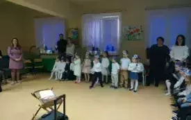 Przedszkolne kolędowanie i warsztaty z rodzicami w Chybicach 16