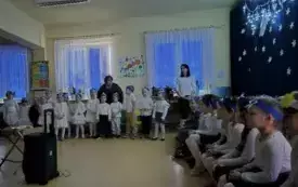 Przedszkolne kolędowanie i warsztaty z rodzicami w Chybicach 31