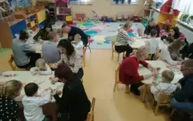 Przedszkolne kolędowanie i warsztaty z rodzicami w Chybicach 42