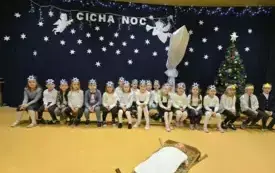 Przedszkolne kolędowanie i warsztaty z rodzicami w Chybicach 47