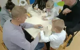 Przedszkolne kolędowanie i warsztaty z rodzicami w Chybicach 51