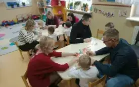 Przedszkolne kolędowanie i warsztaty z rodzicami w Chybicach 53