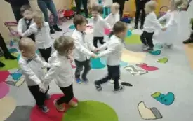 Przedszkolne kolędowanie i warsztaty z rodzicami w Chybicach 54