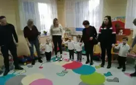 Przedszkolne kolędowanie i warsztaty z rodzicami w Chybicach 55